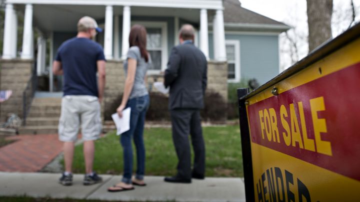 Mortgage refinances surge 8%, rates fall to the lowest since January 2018